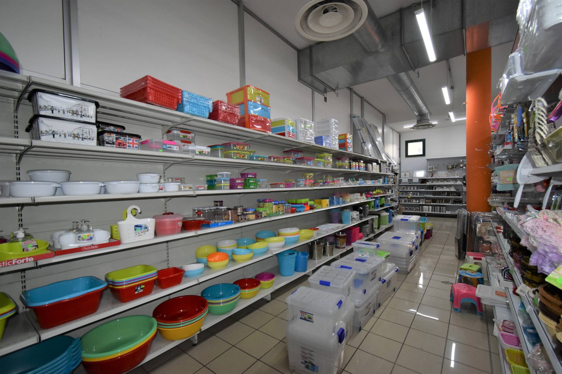 Locale commerciale in vendita a Carnate, Carnate superiore