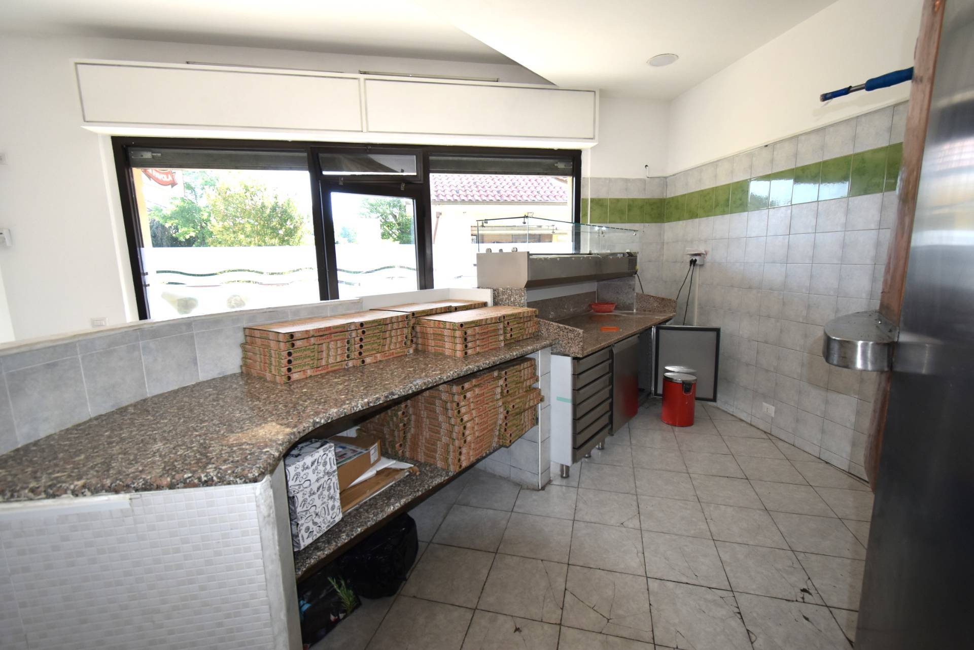 Attivit commerciale in vendita a Usmate Velate, Velate