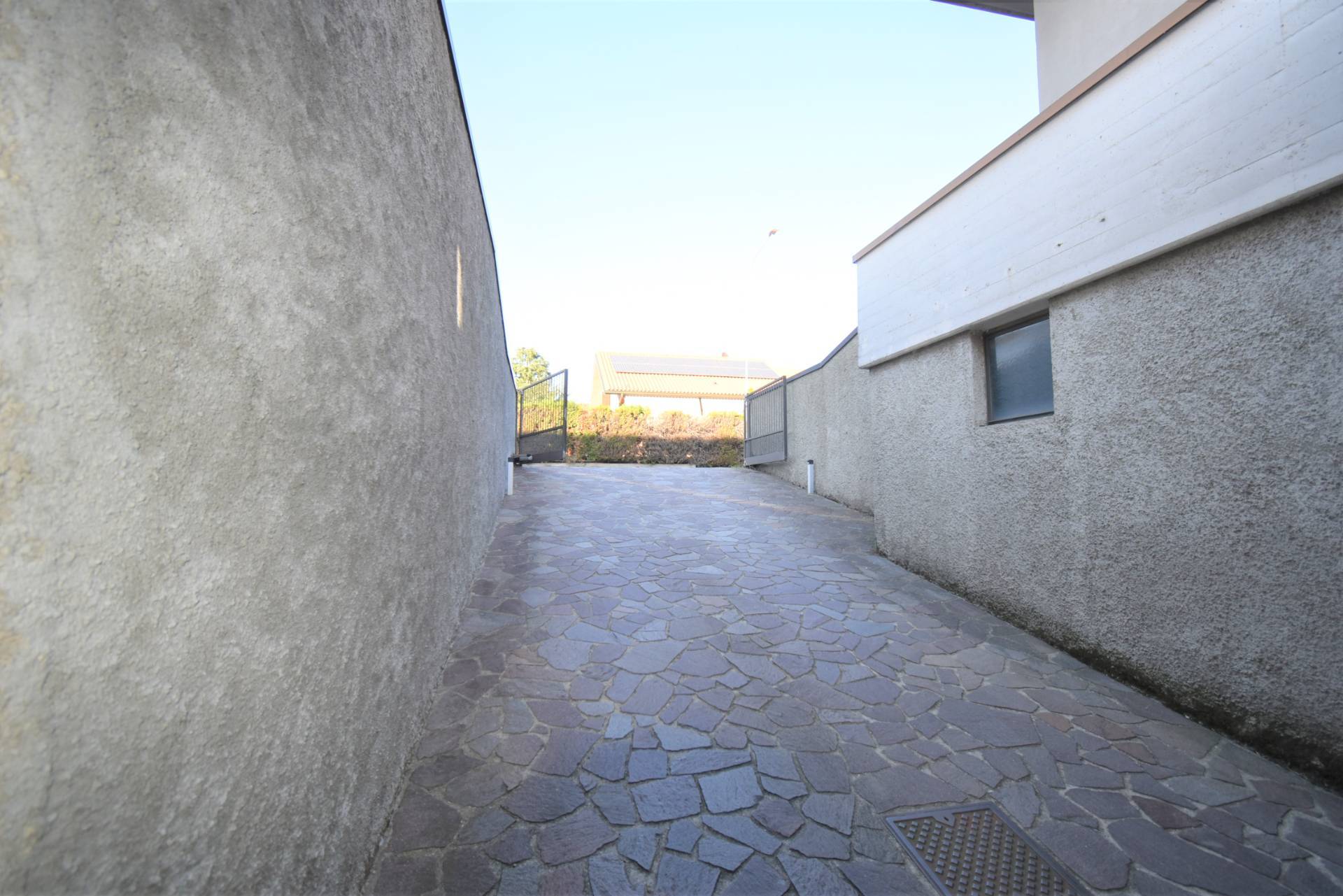 Box o garage in affitto a Bernareggio