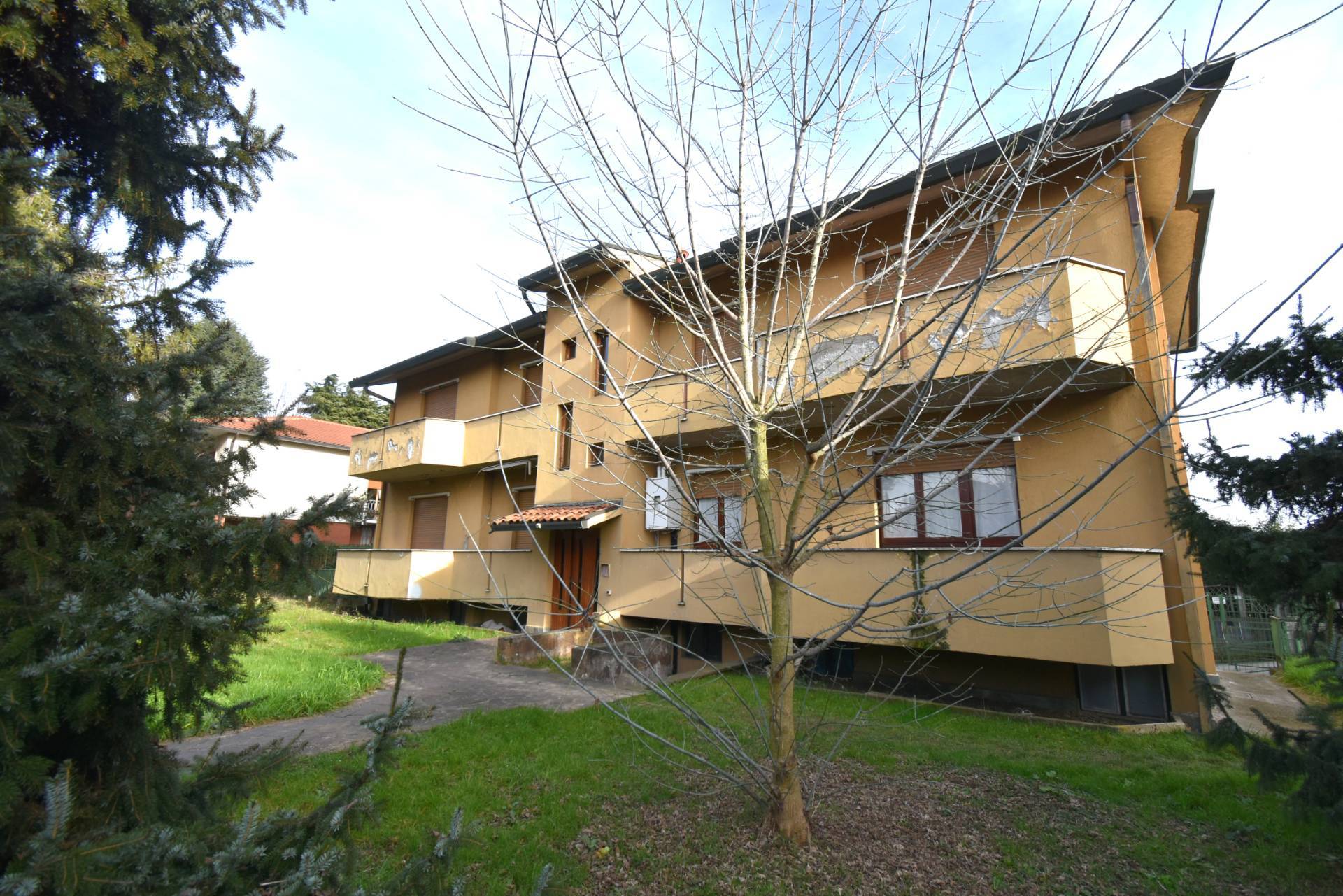 Palazzo intero stabile in vendita a Bernareggio