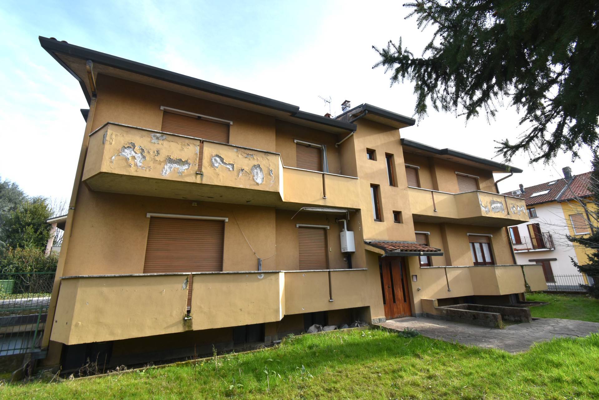 Palazzo intero stabile in vendita a Bernareggio