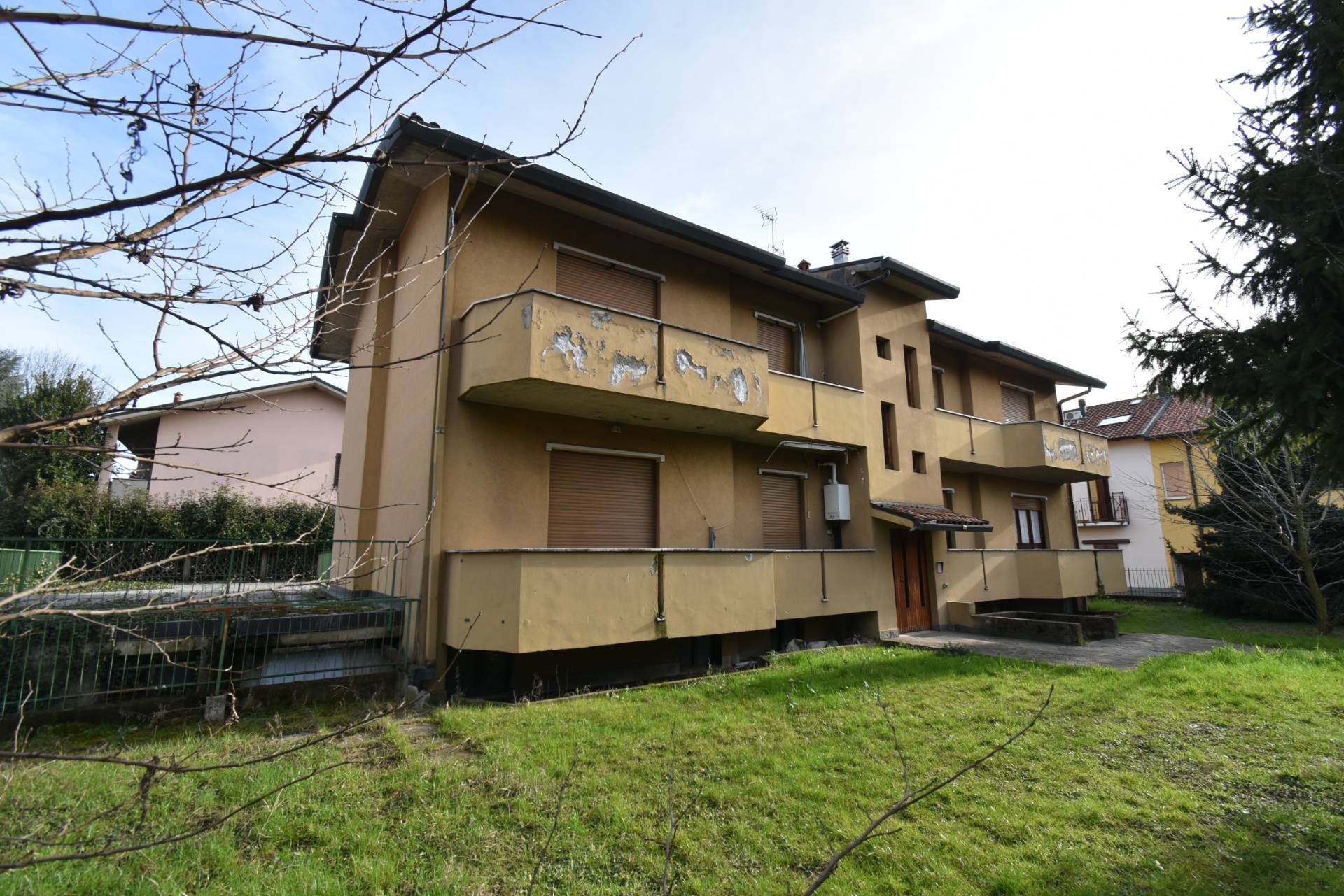 Palazzo intero stabile in vendita a Bernareggio