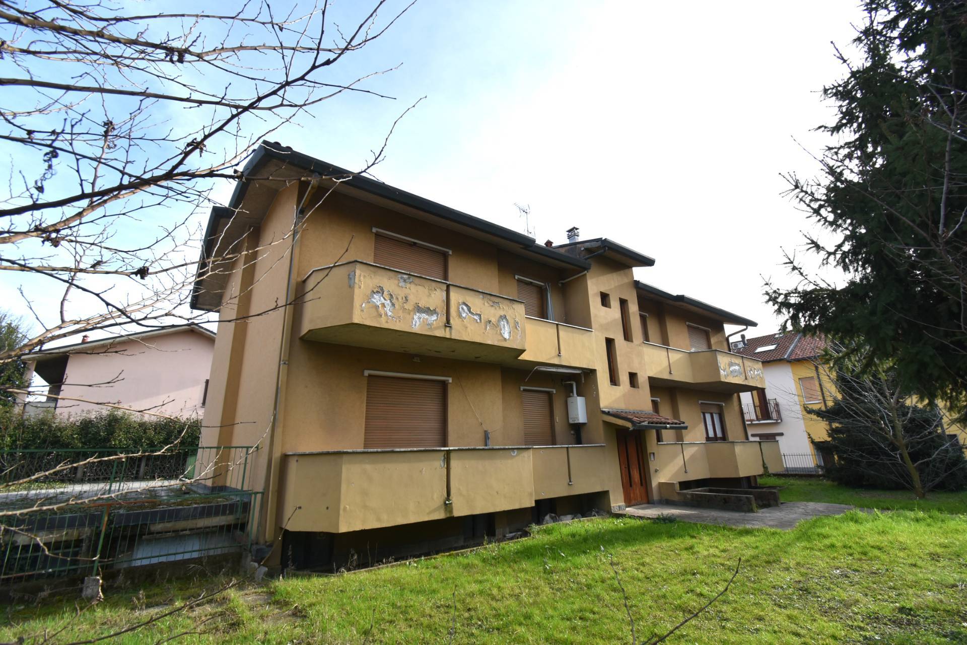 Palazzo intero stabile in vendita a Bernareggio