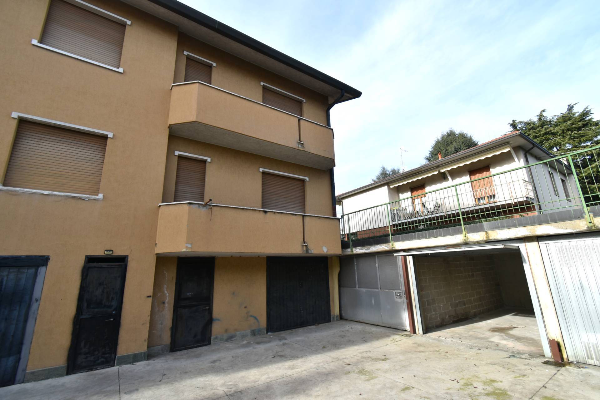 Palazzo intero stabile in vendita a Bernareggio