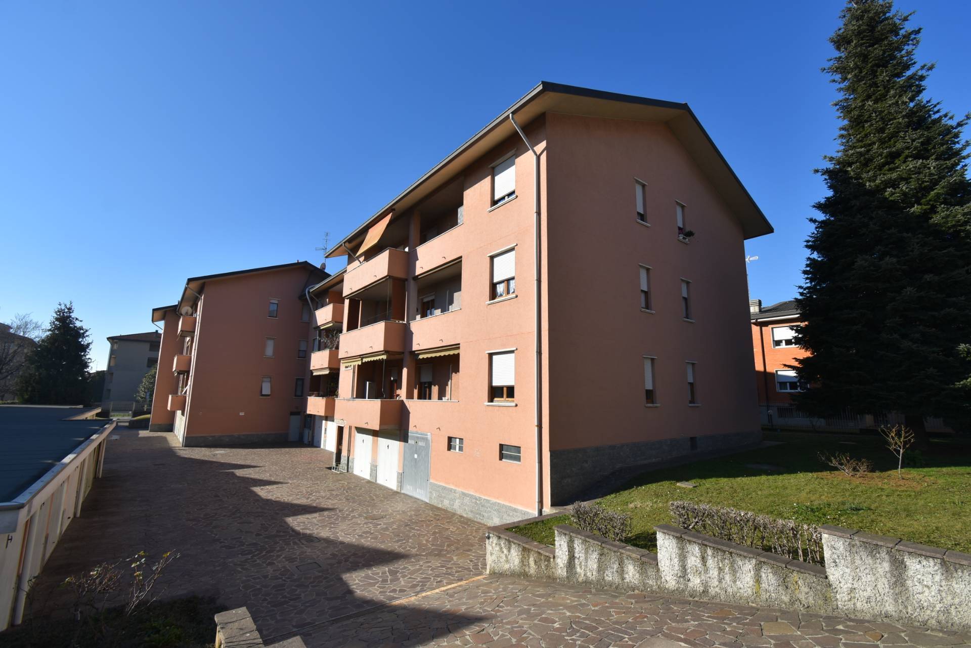 Box o garage in affitto a Bernareggio