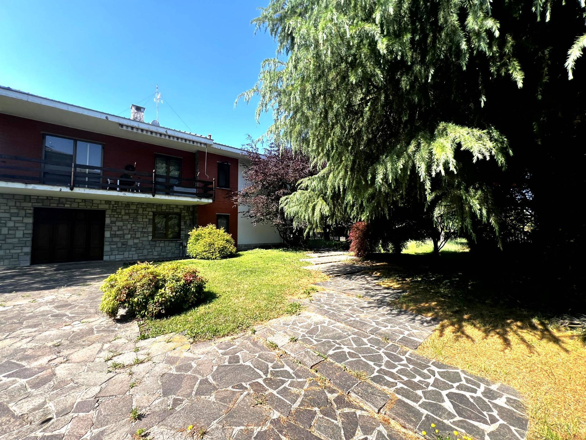 Villa bifamiliare in vendita a Bernareggio