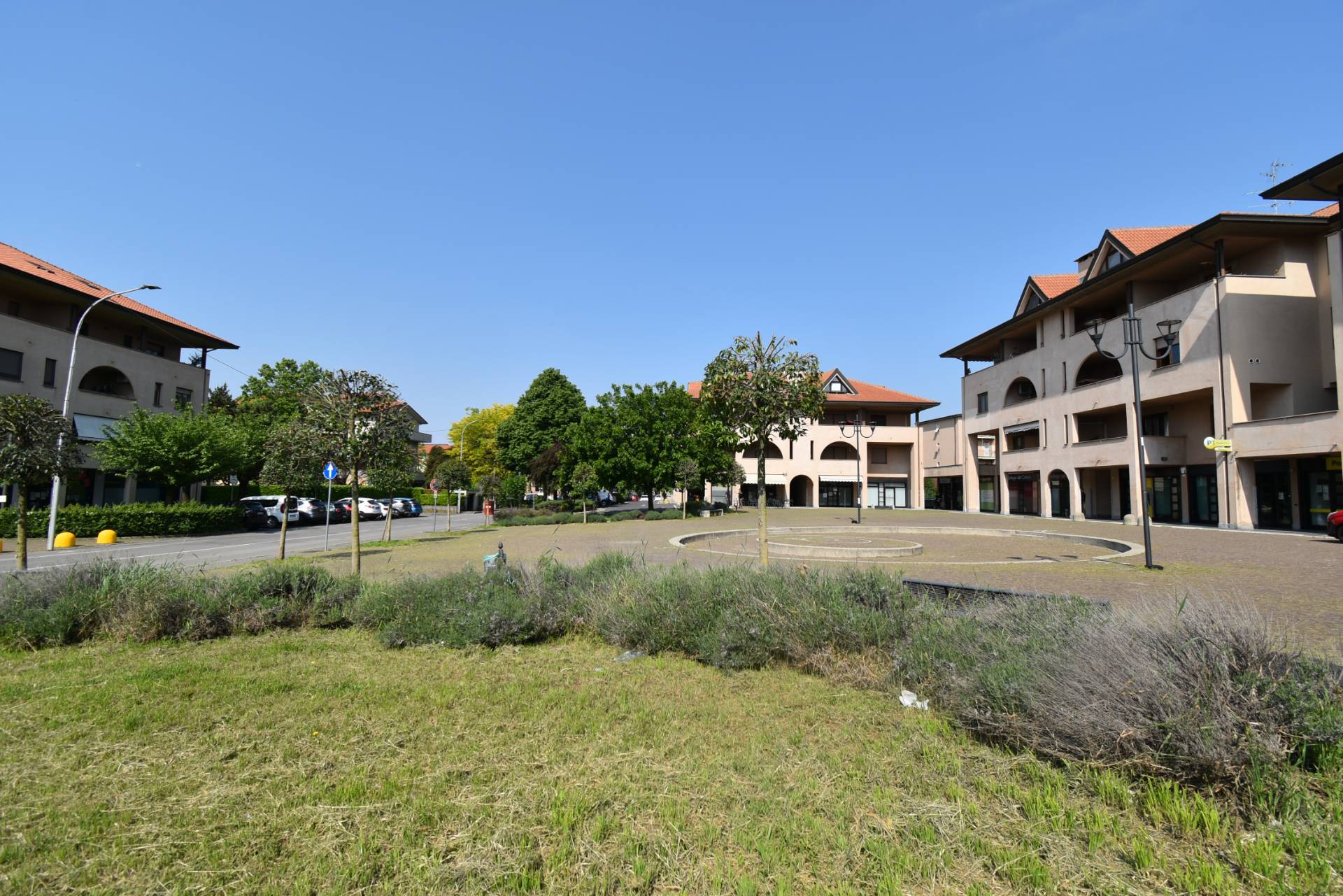 Locale commerciale in affitto a Bernareggio