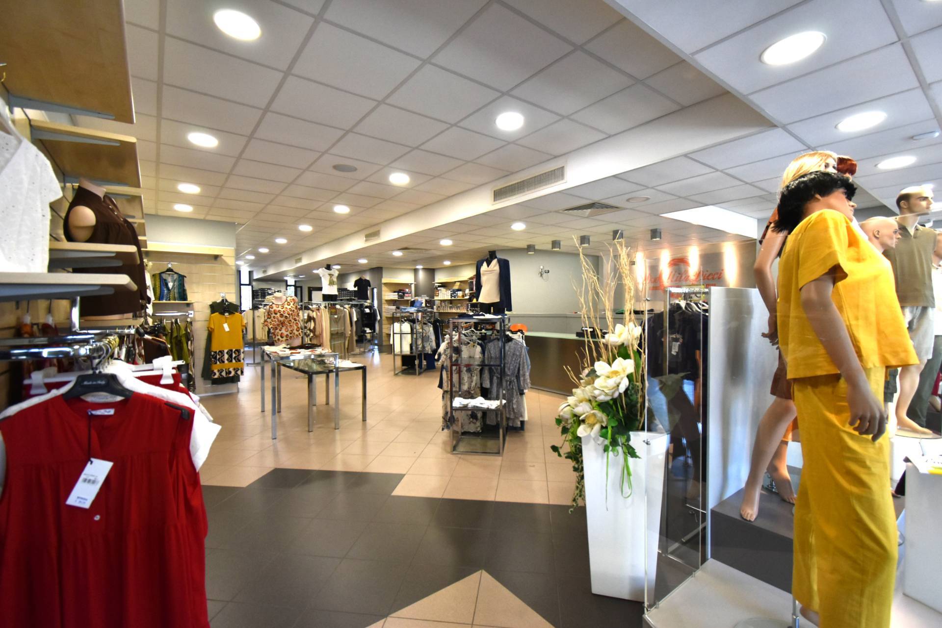 Locale commerciale in affitto a Bernareggio