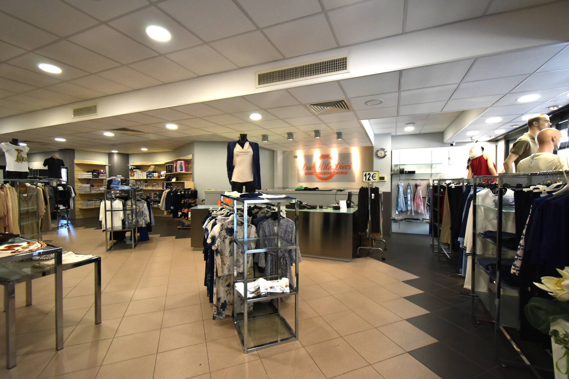 Locale commerciale in affitto a Bernareggio