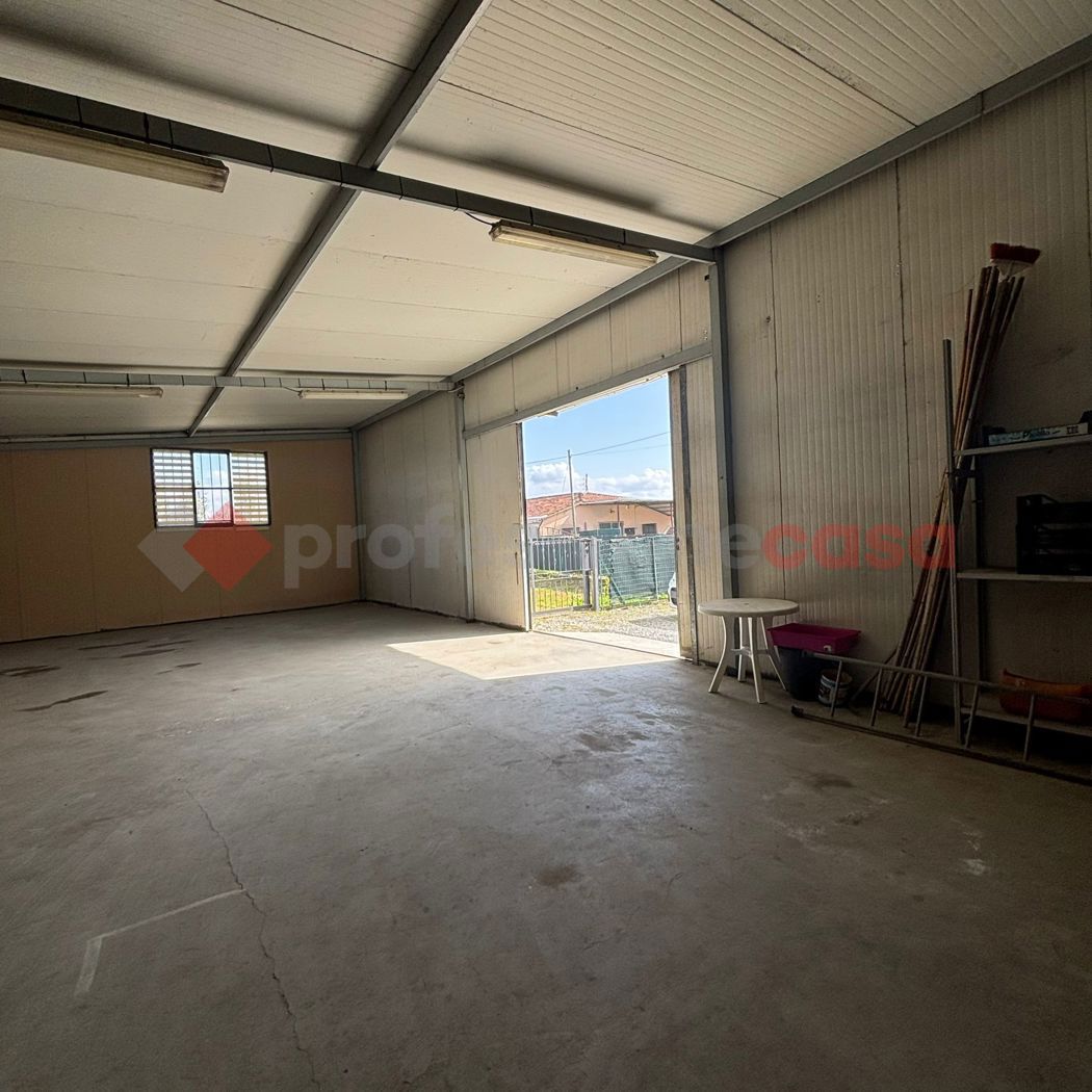 Magazzino in vendita a Pistoia