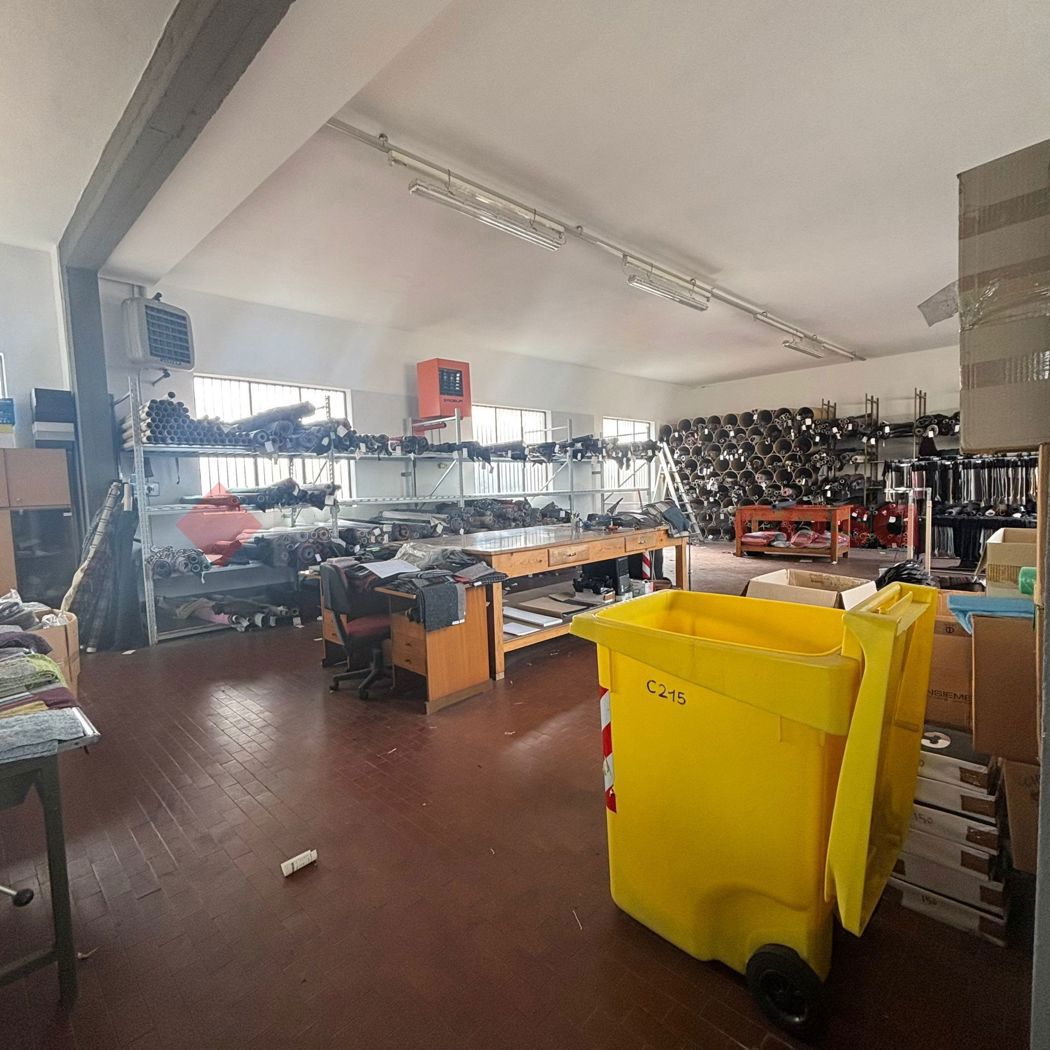 Capannone con box doppio a Agliana