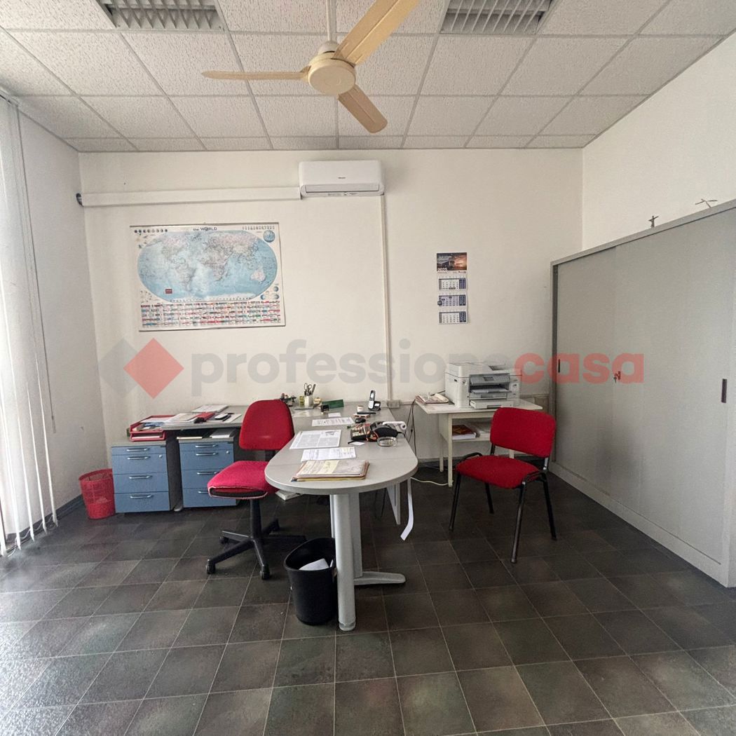 Capannone con box doppio a Agliana