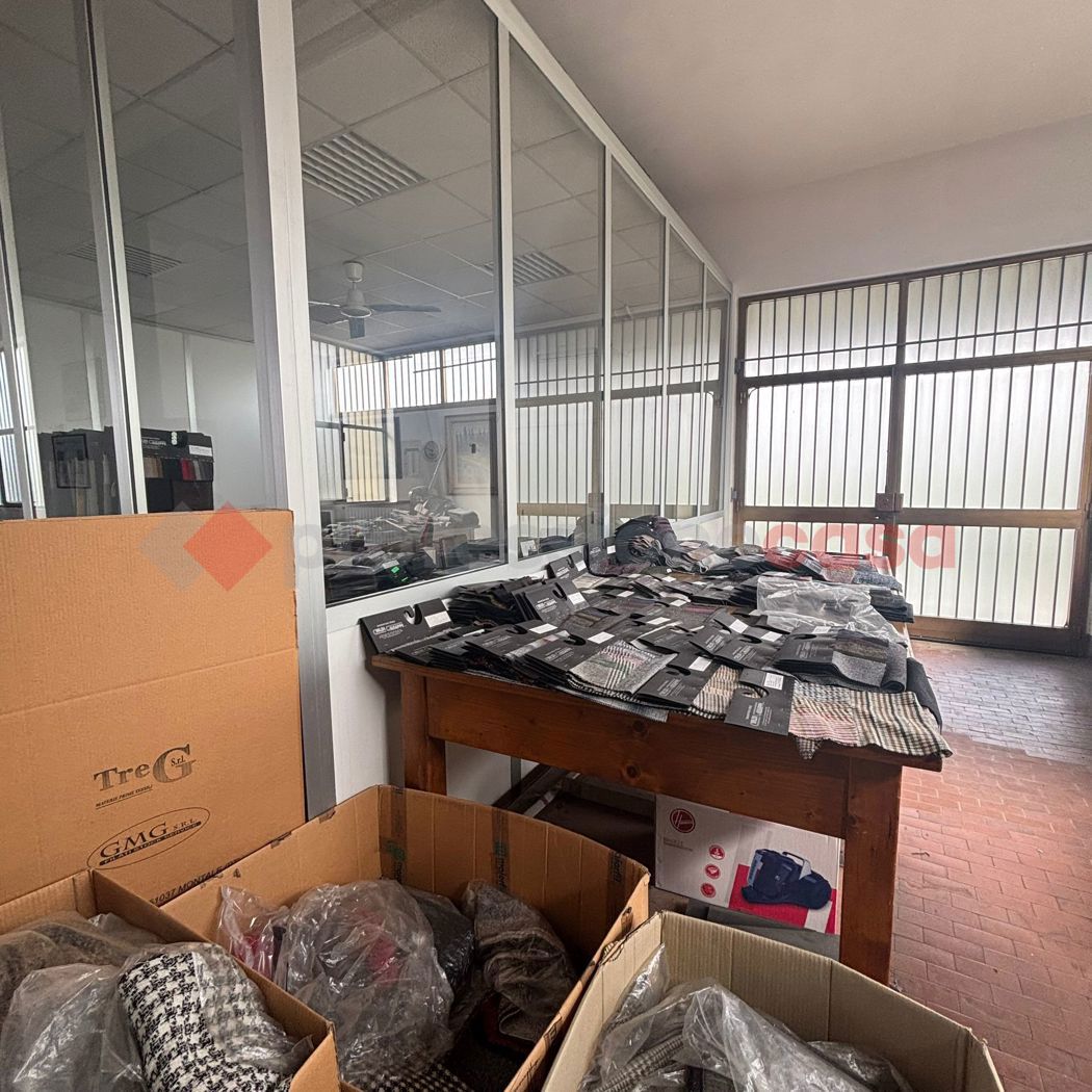 Capannone con box doppio a Agliana