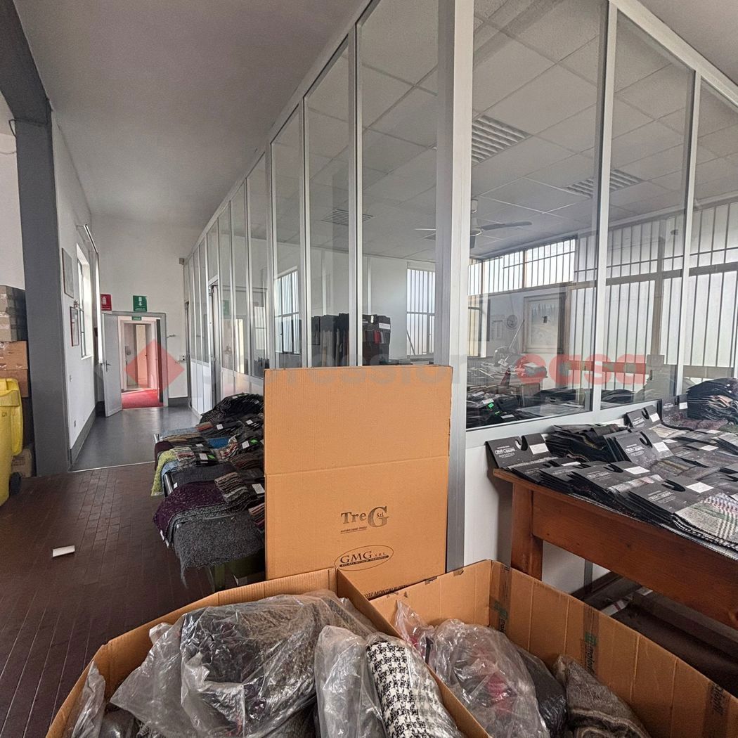 Capannone con box doppio a Agliana