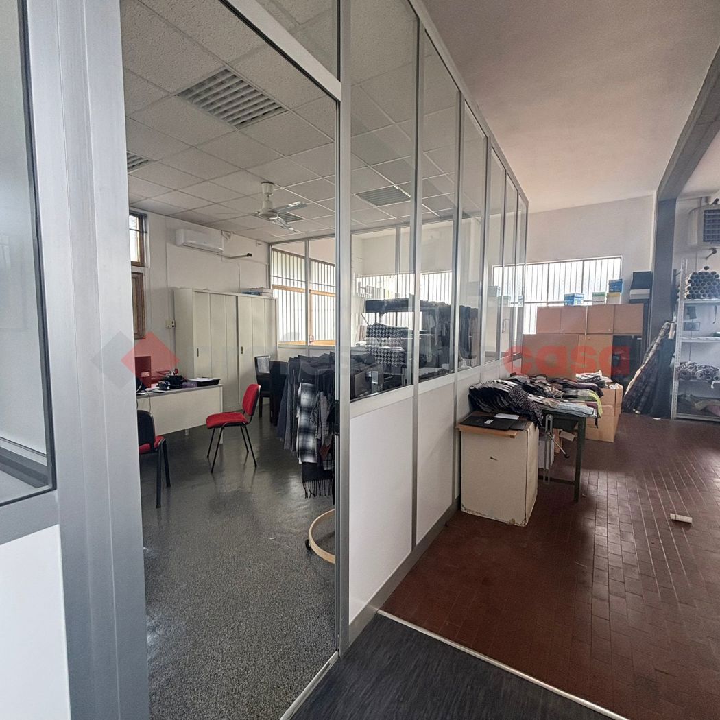 Capannone con box doppio a Agliana