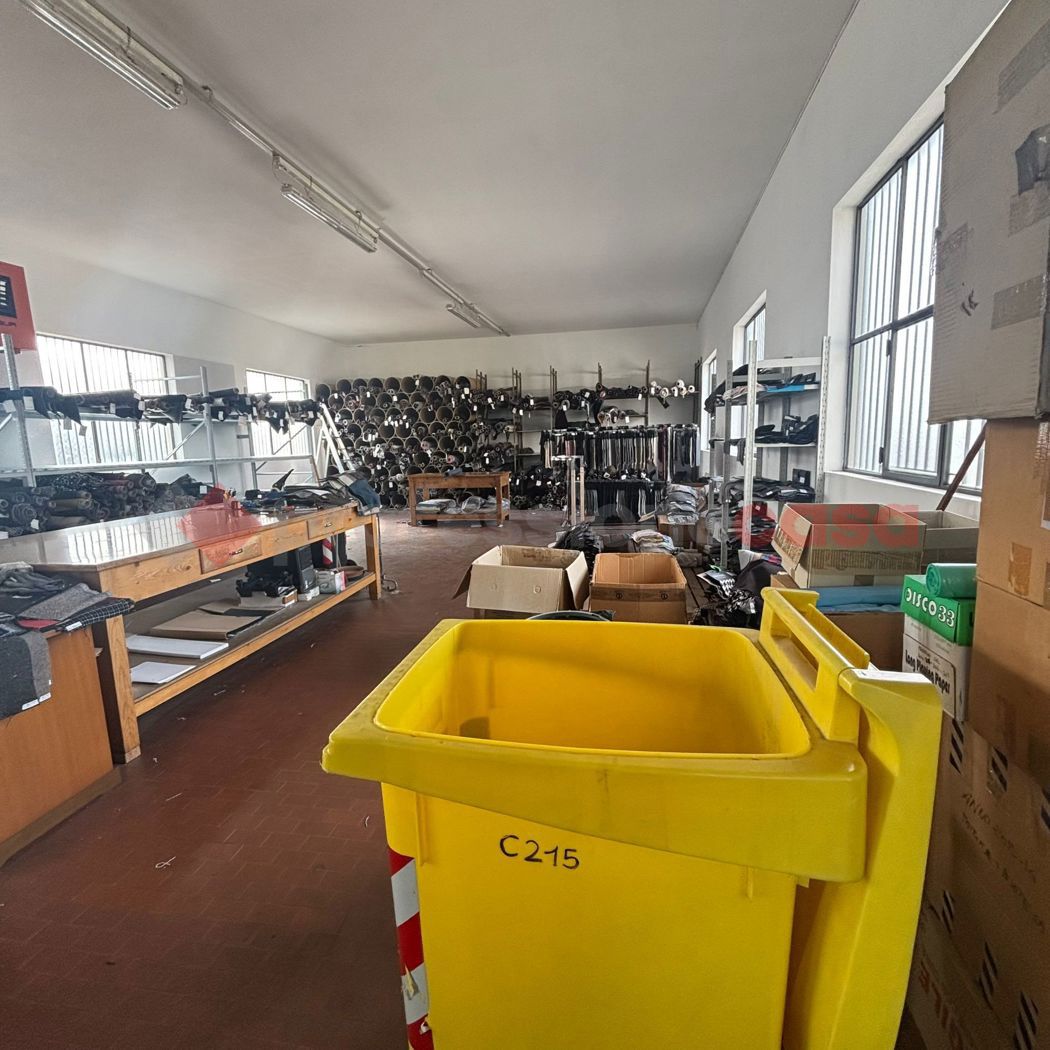 Capannone con box doppio a Agliana