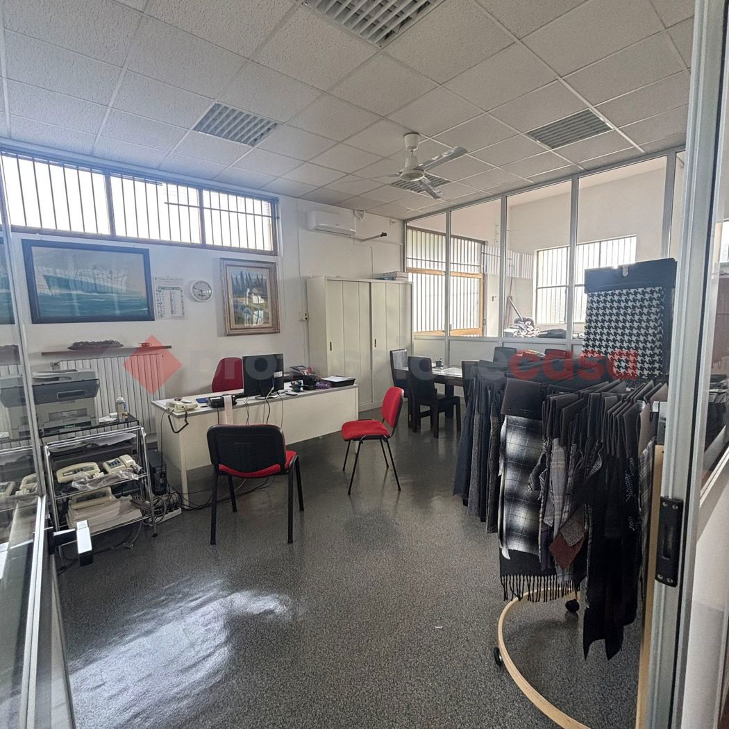 Capannone con box doppio a Agliana