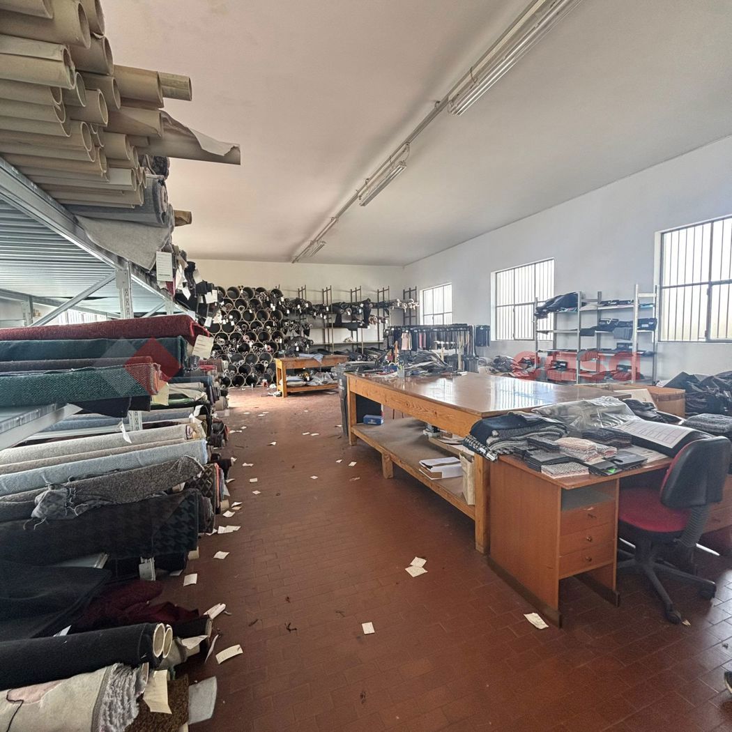 Capannone con box doppio a Agliana