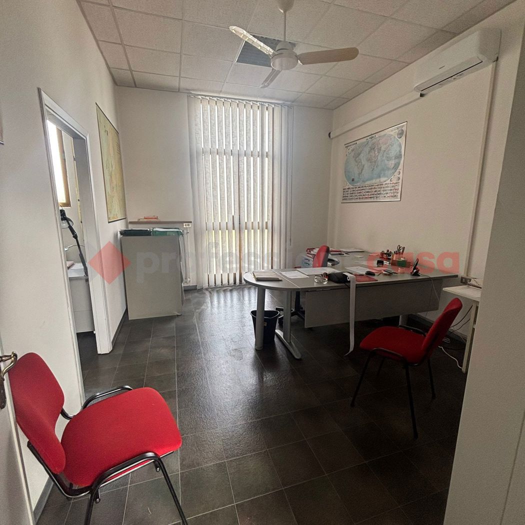 Capannone con box doppio a Agliana