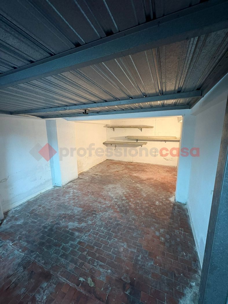 Box/Garage 16mq in affitto a Massa e Cozzile