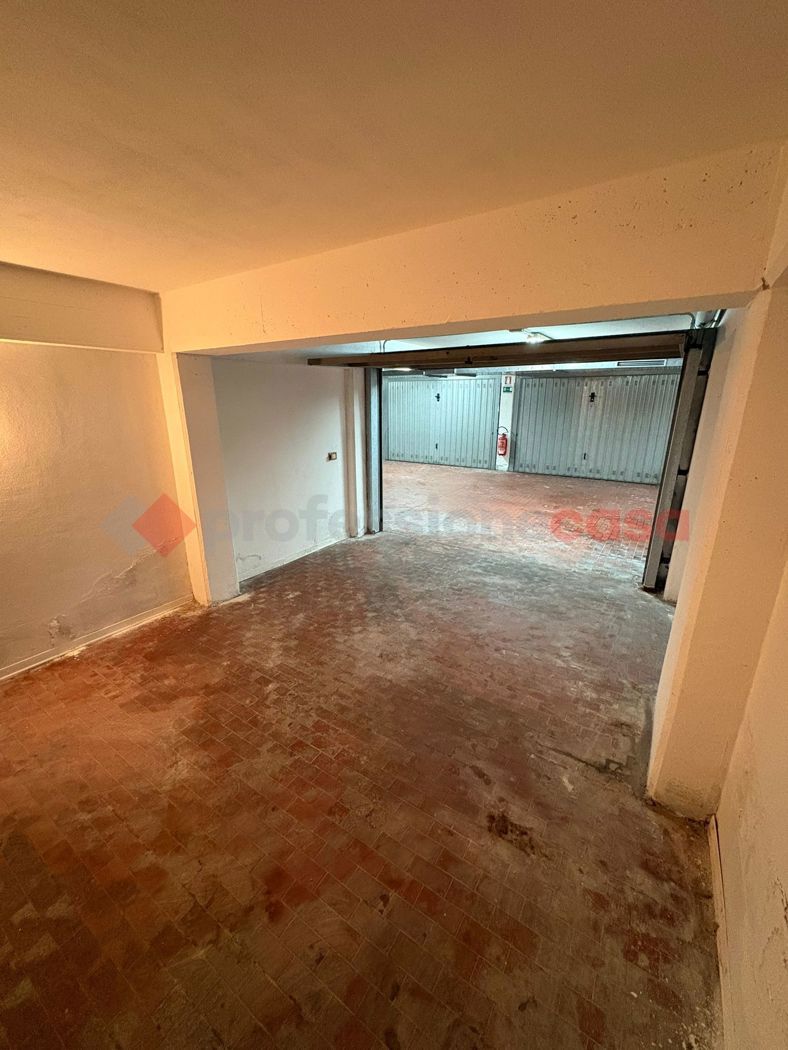 Box/Garage 16mq in affitto a Massa e Cozzile