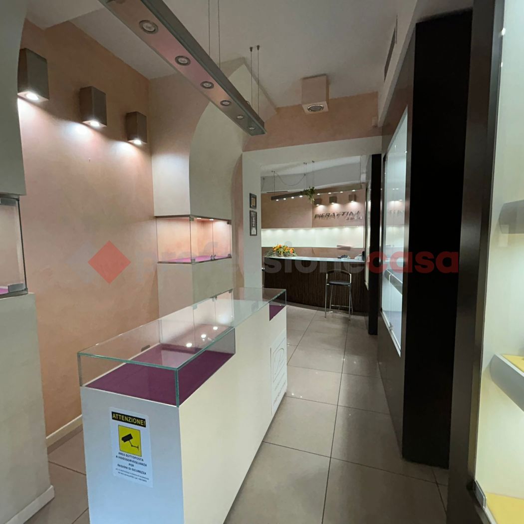 Negozio in affitto a Agliana