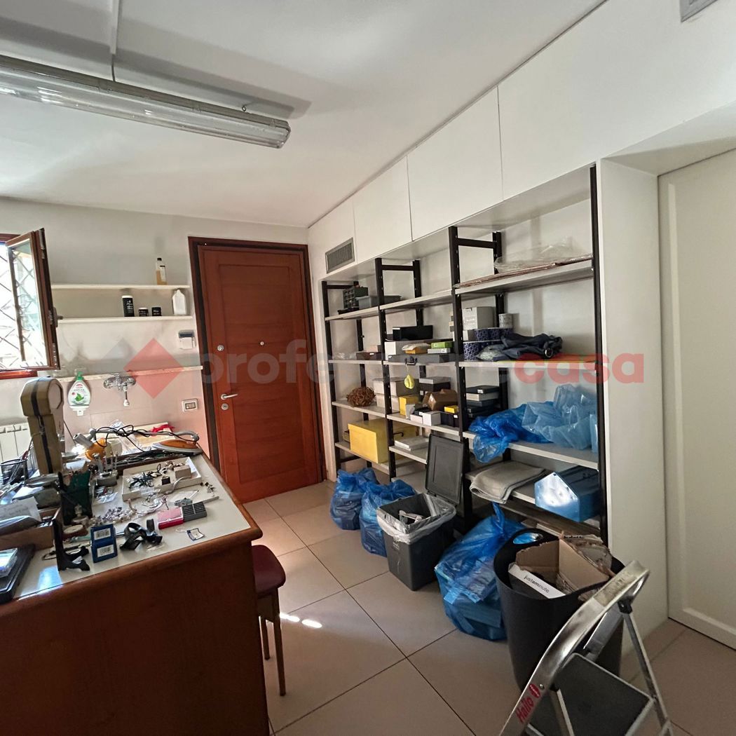 Negozio in affitto a Agliana