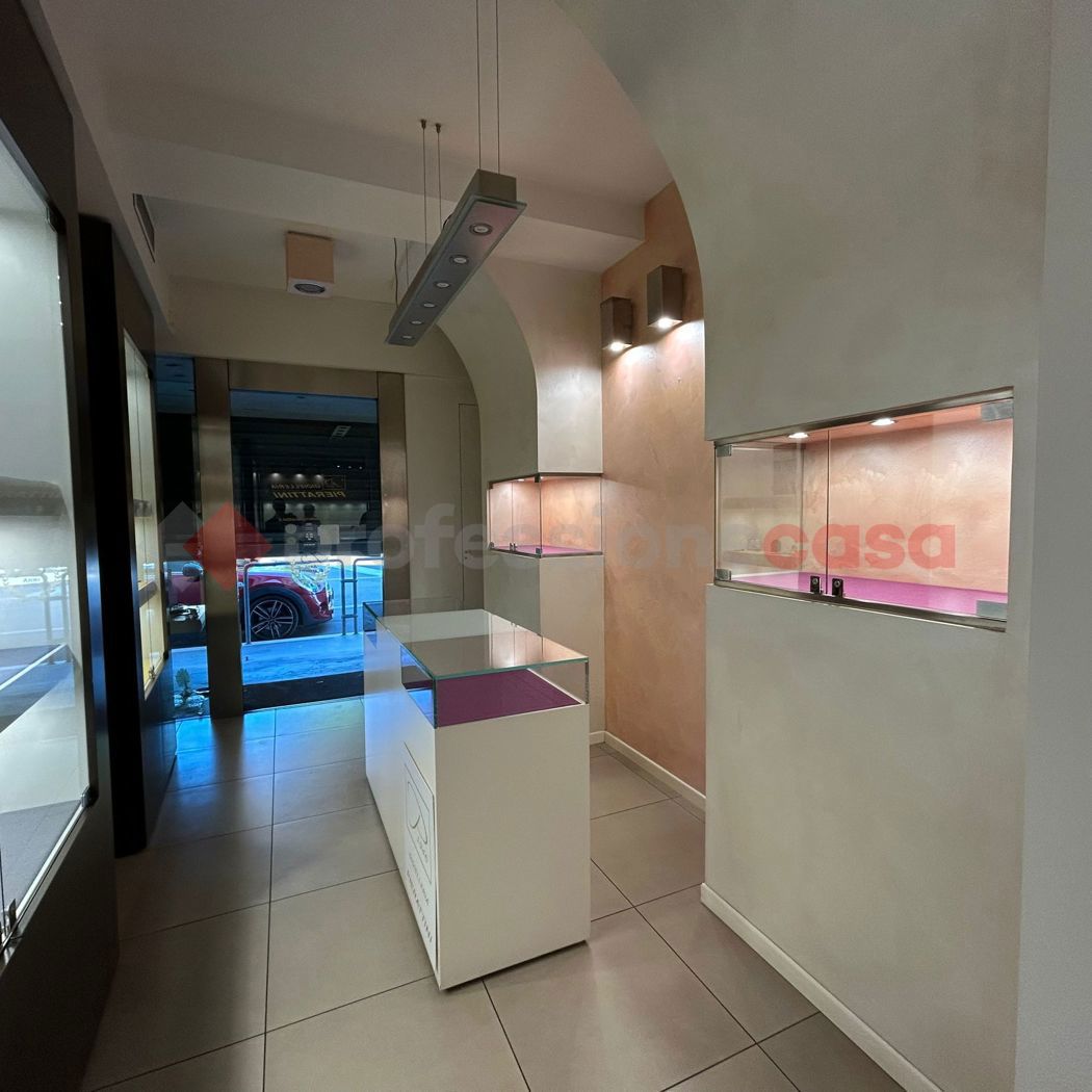 Negozio in affitto a Agliana