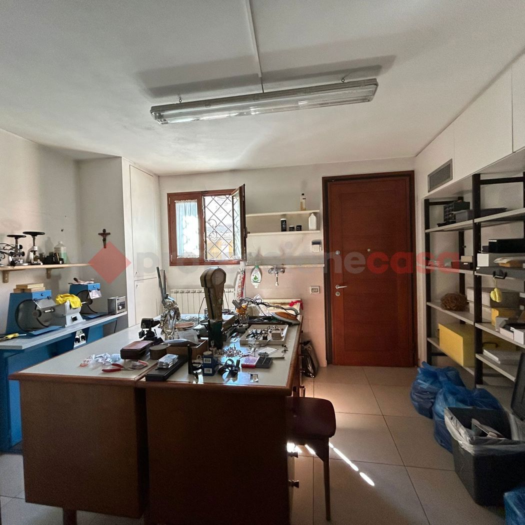Negozio in affitto a Agliana