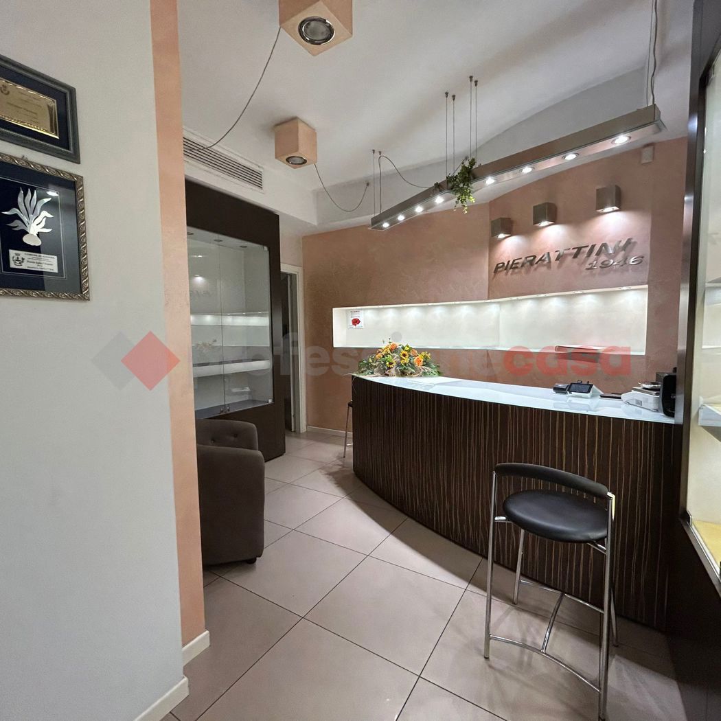 Negozio in affitto a Agliana