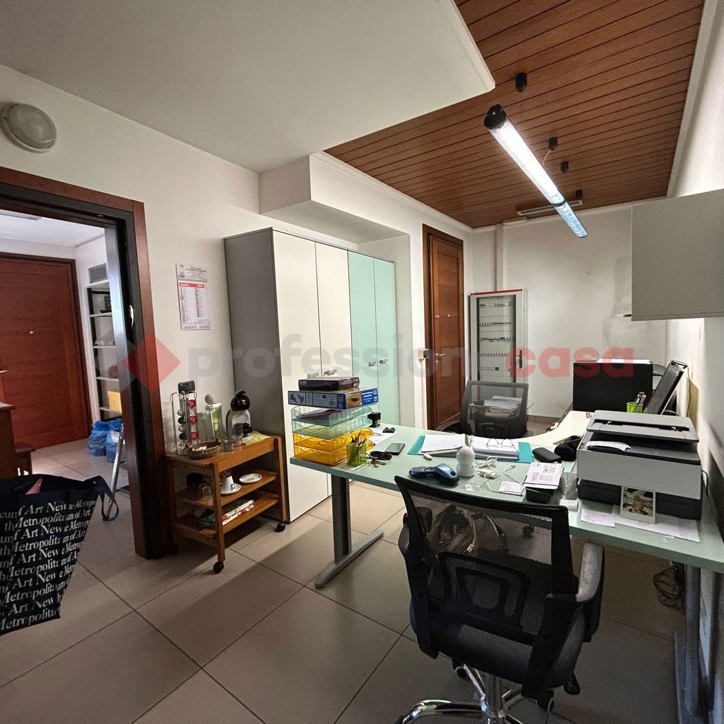 Negozio in affitto a Agliana