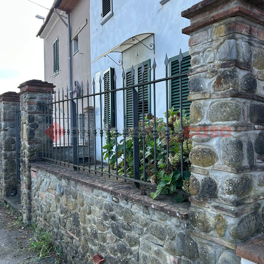 Casa indipendente con giardino a Agliana