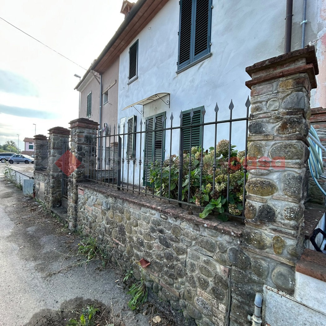 Casa indipendente con giardino a Agliana
