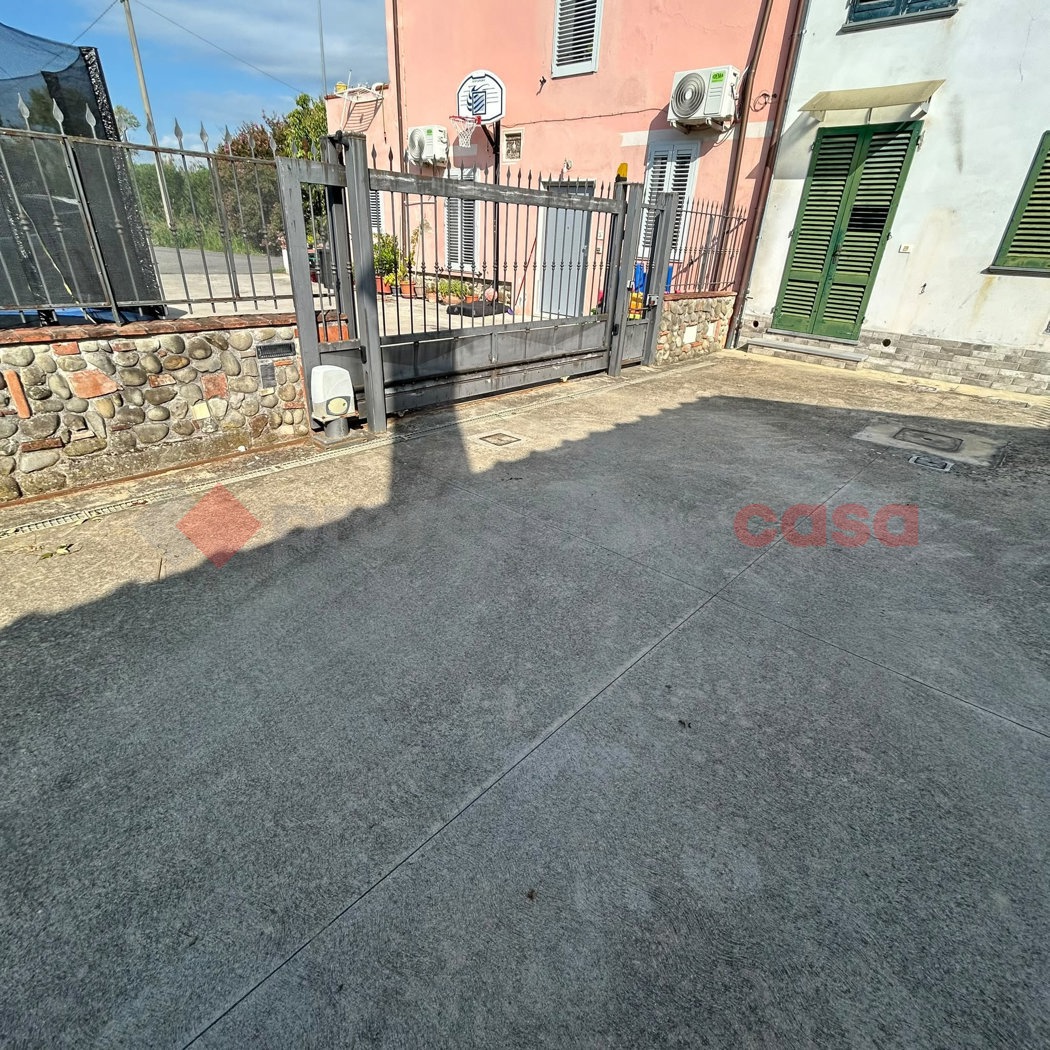 Casa indipendente con giardino a Agliana