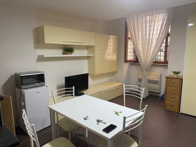 Monolocale arredato in affitto a Napoli