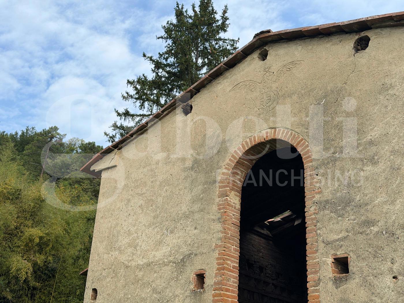 Rustico con box doppio a Buti