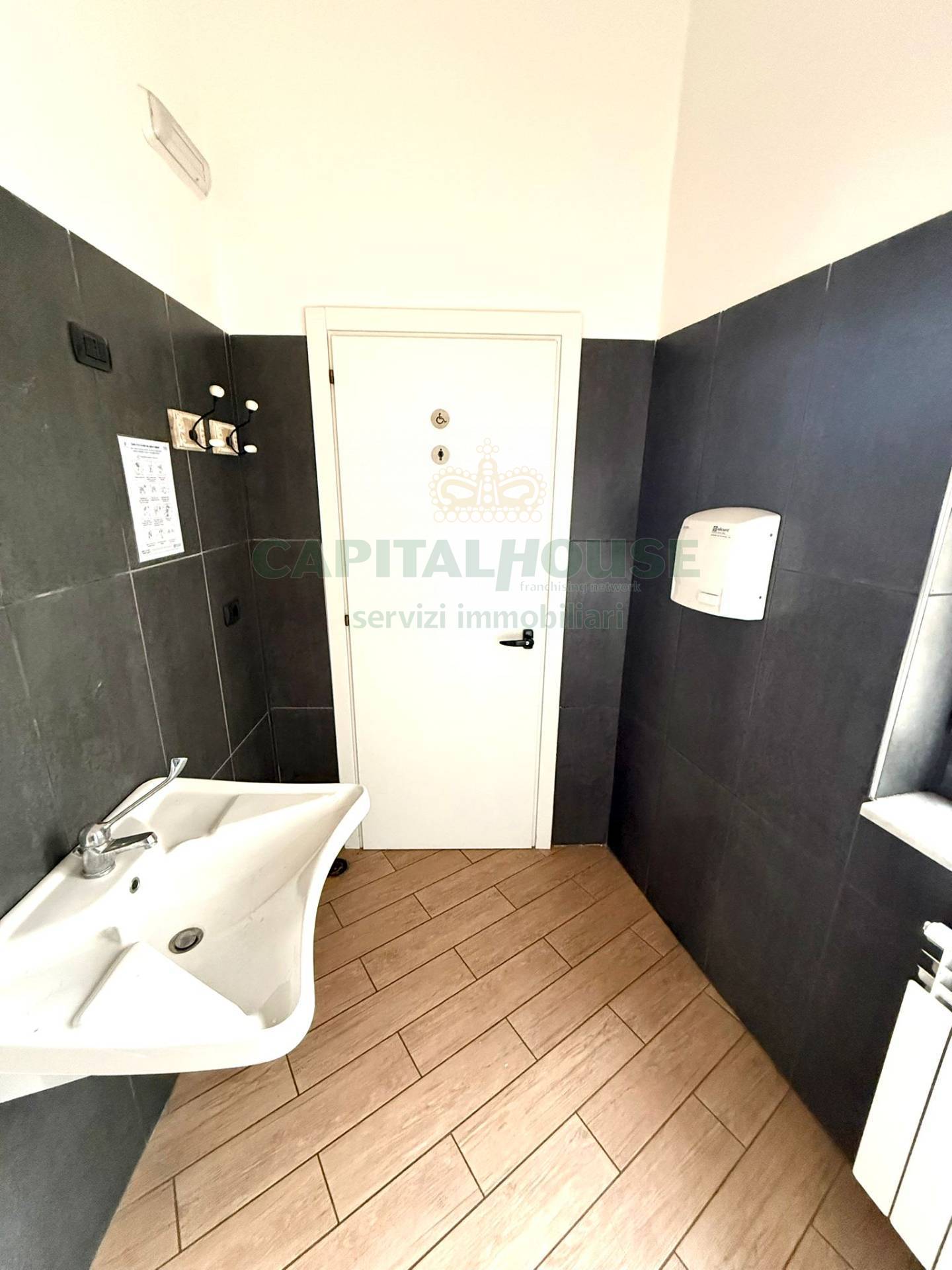 Commerciale in affitto a Pomigliano d'Arco