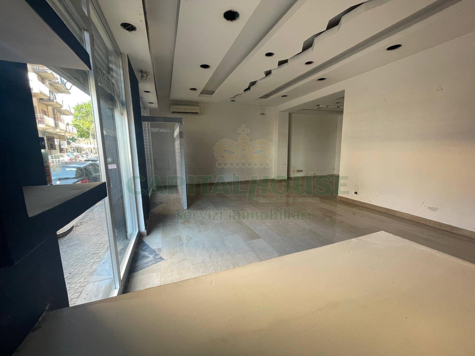 Commerciale in affitto a Pomigliano d'Arco