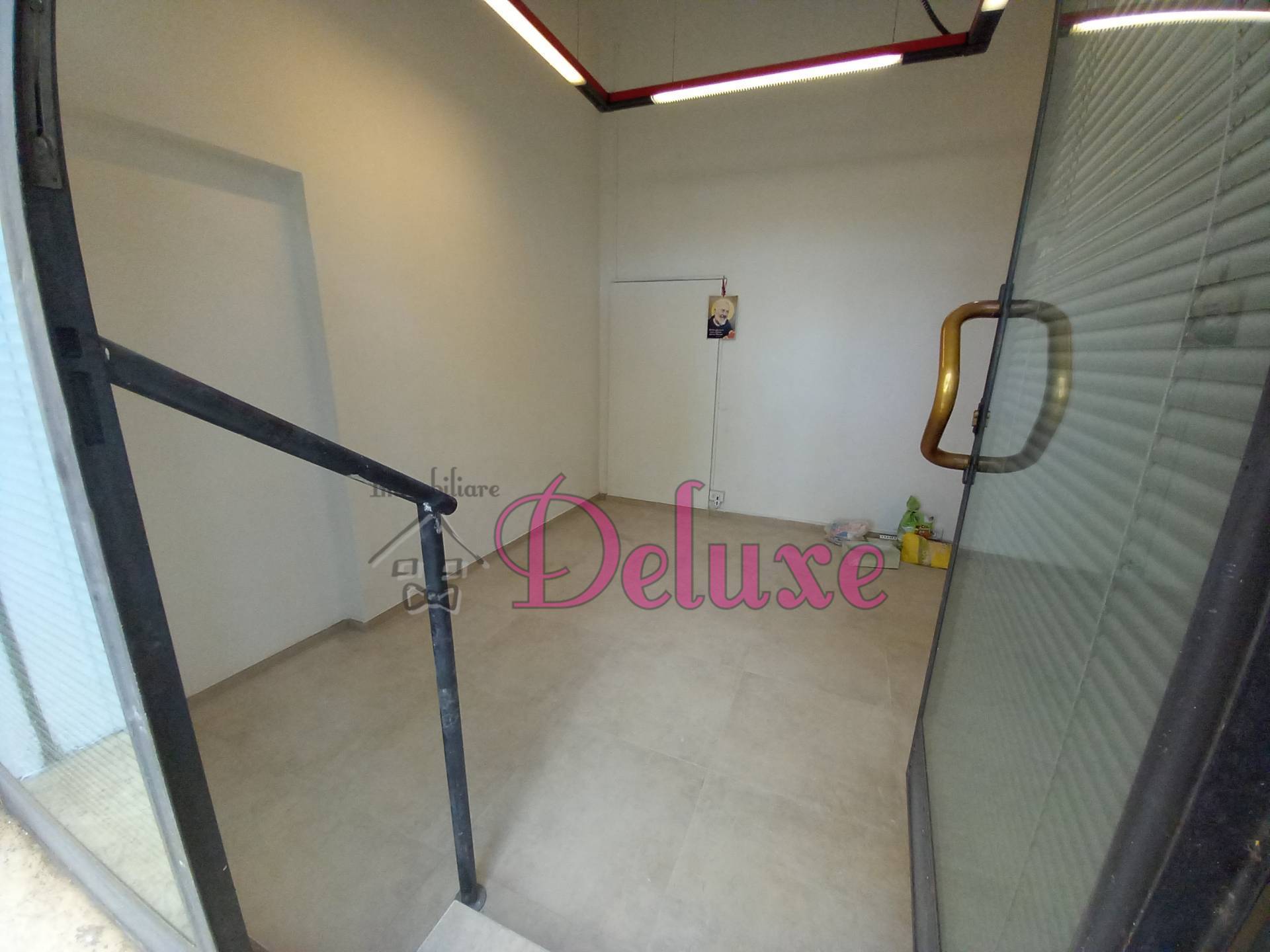 Locale commerciale in affitto a Macerata, Semicentrale