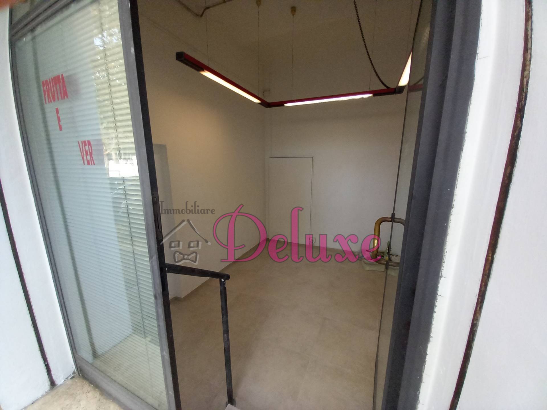 Locale commerciale in affitto a Macerata, Semicentrale