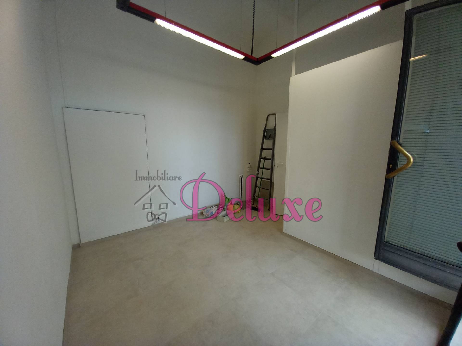 Locale commerciale in affitto a Macerata, Semicentrale