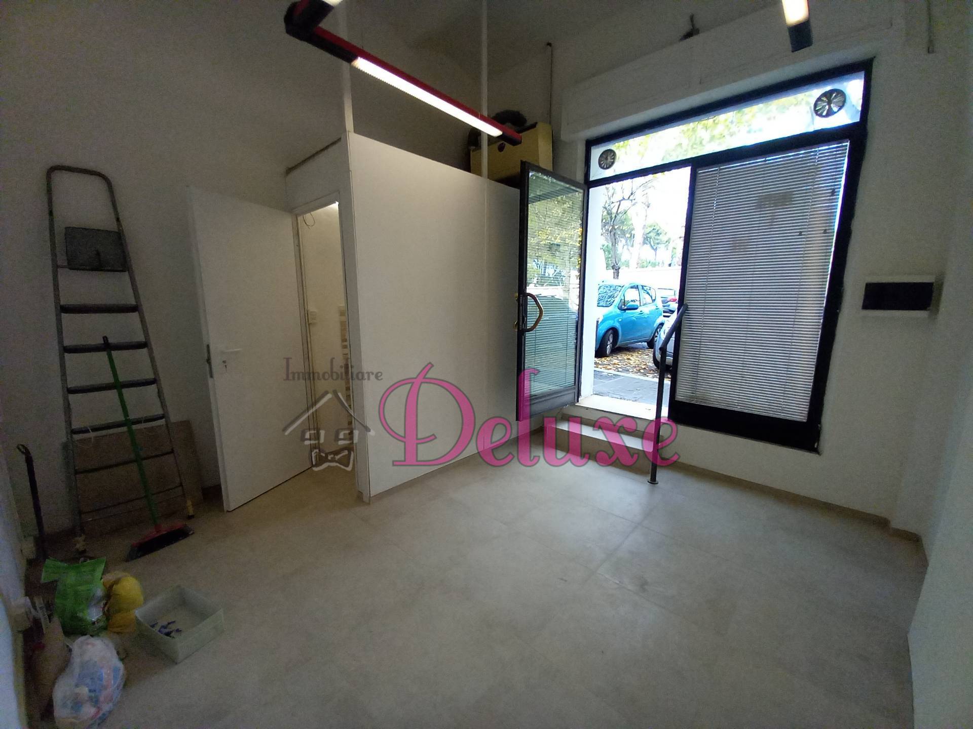 Locale commerciale in affitto a Macerata, Semicentrale