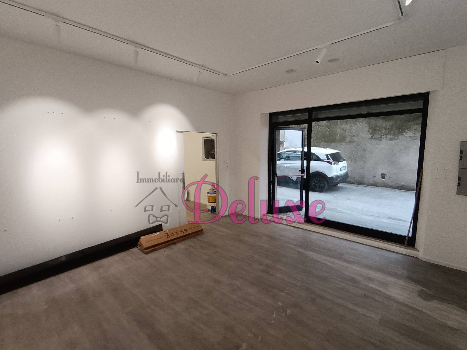 Locale commerciale in affitto a Macerata, Semicentrale