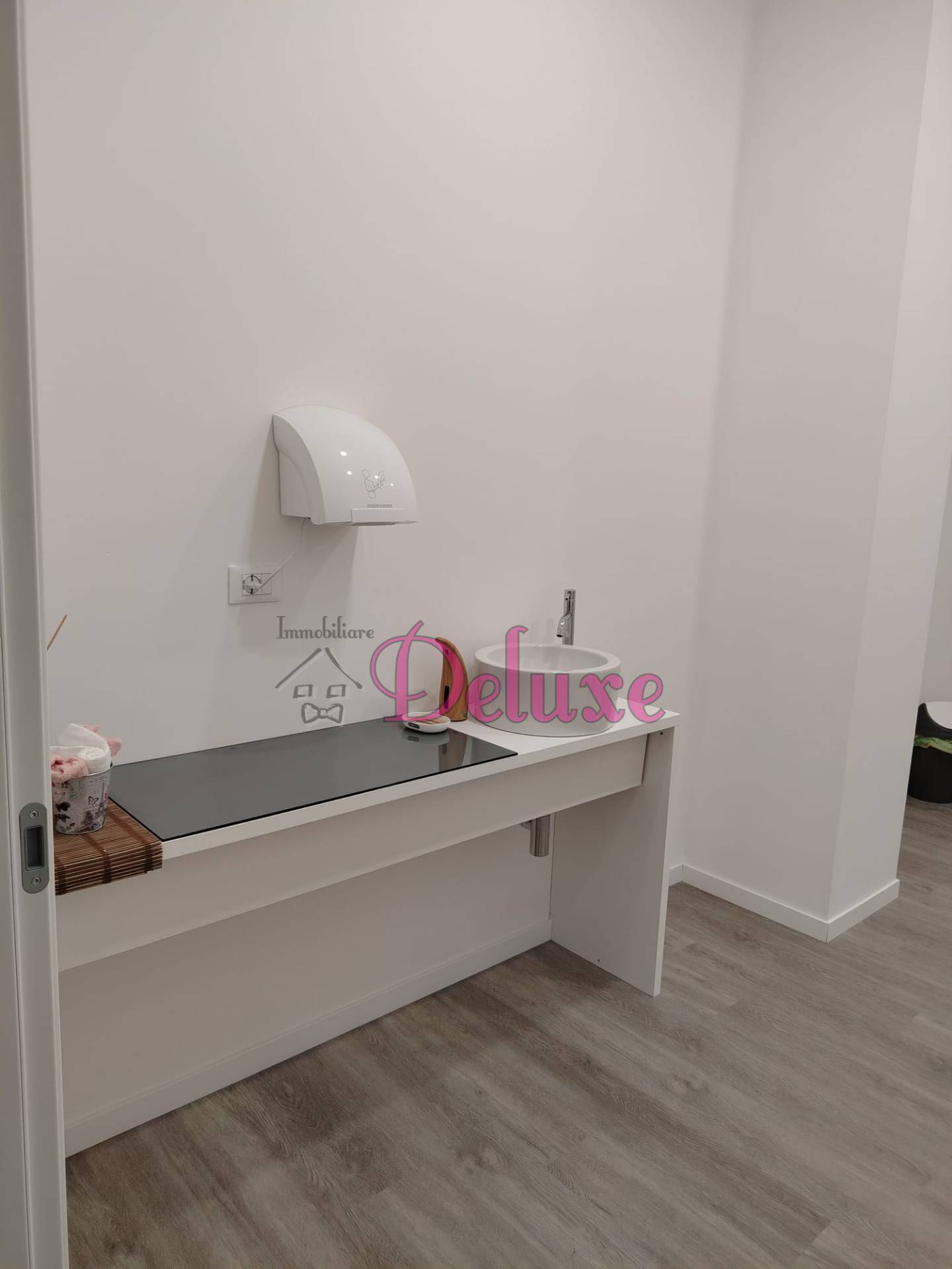 Locale commerciale in affitto a Macerata, Semicentrale