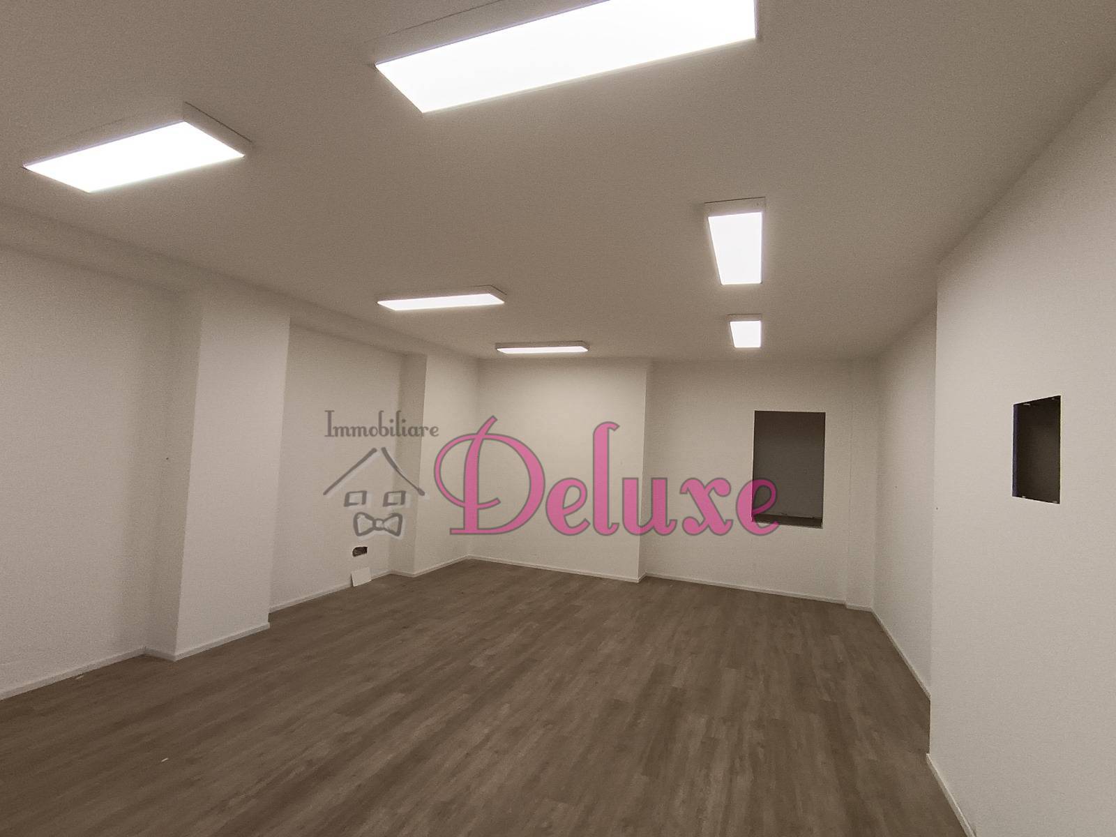 Locale commerciale in affitto a Macerata, Semicentrale