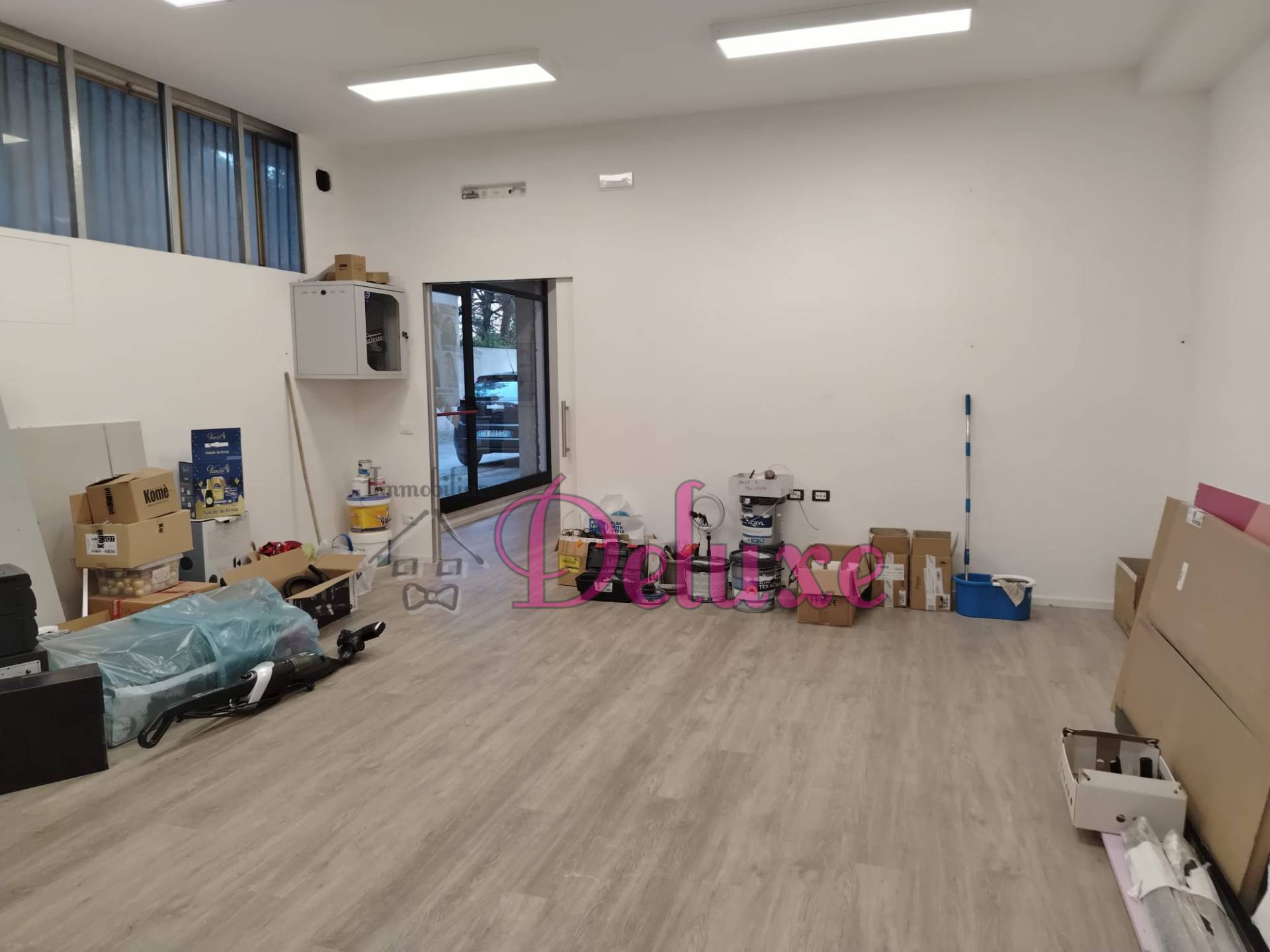 Locale commerciale in affitto a Macerata, Semicentrale