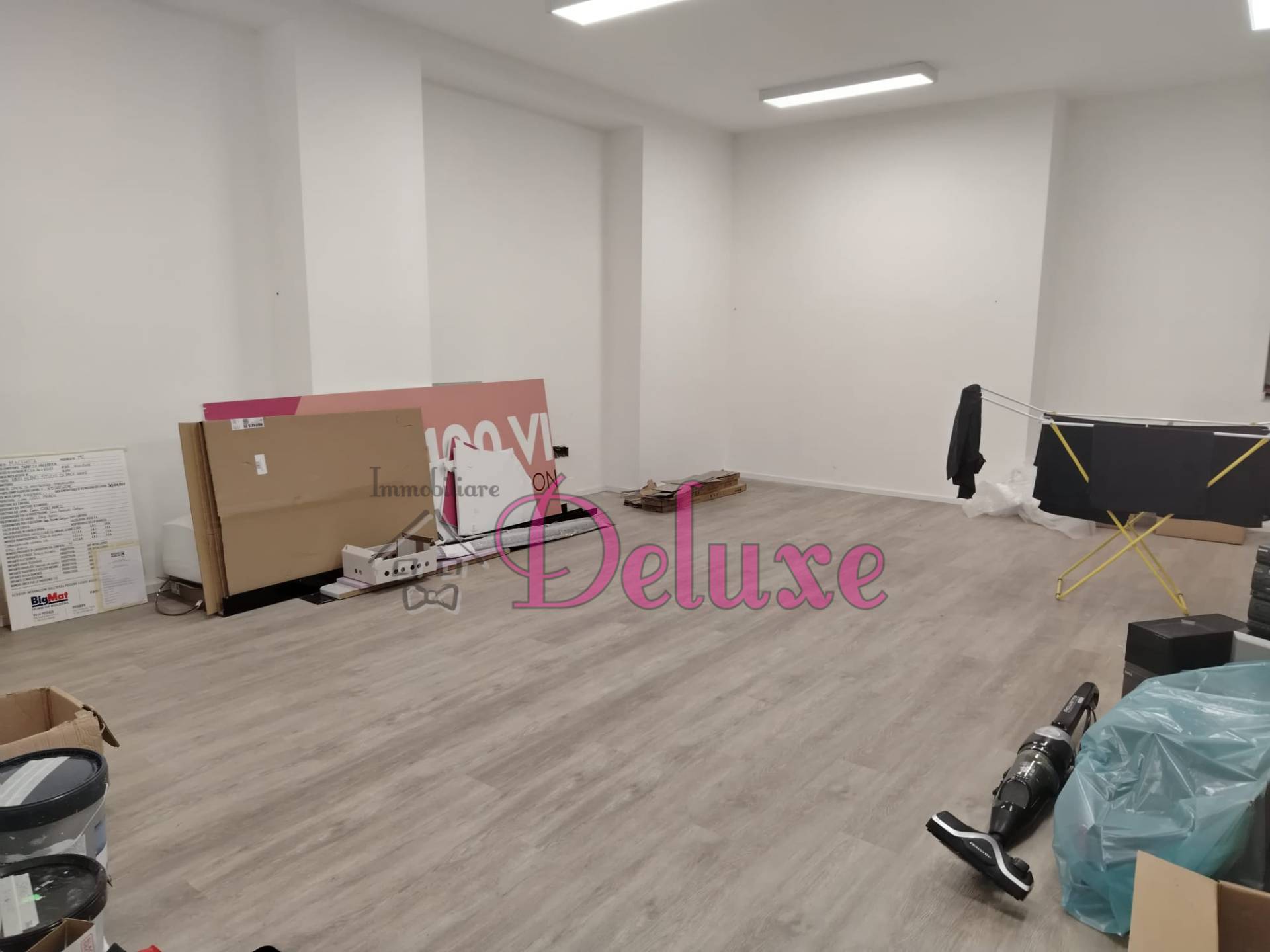 Locale commerciale in affitto a Macerata, Semicentrale