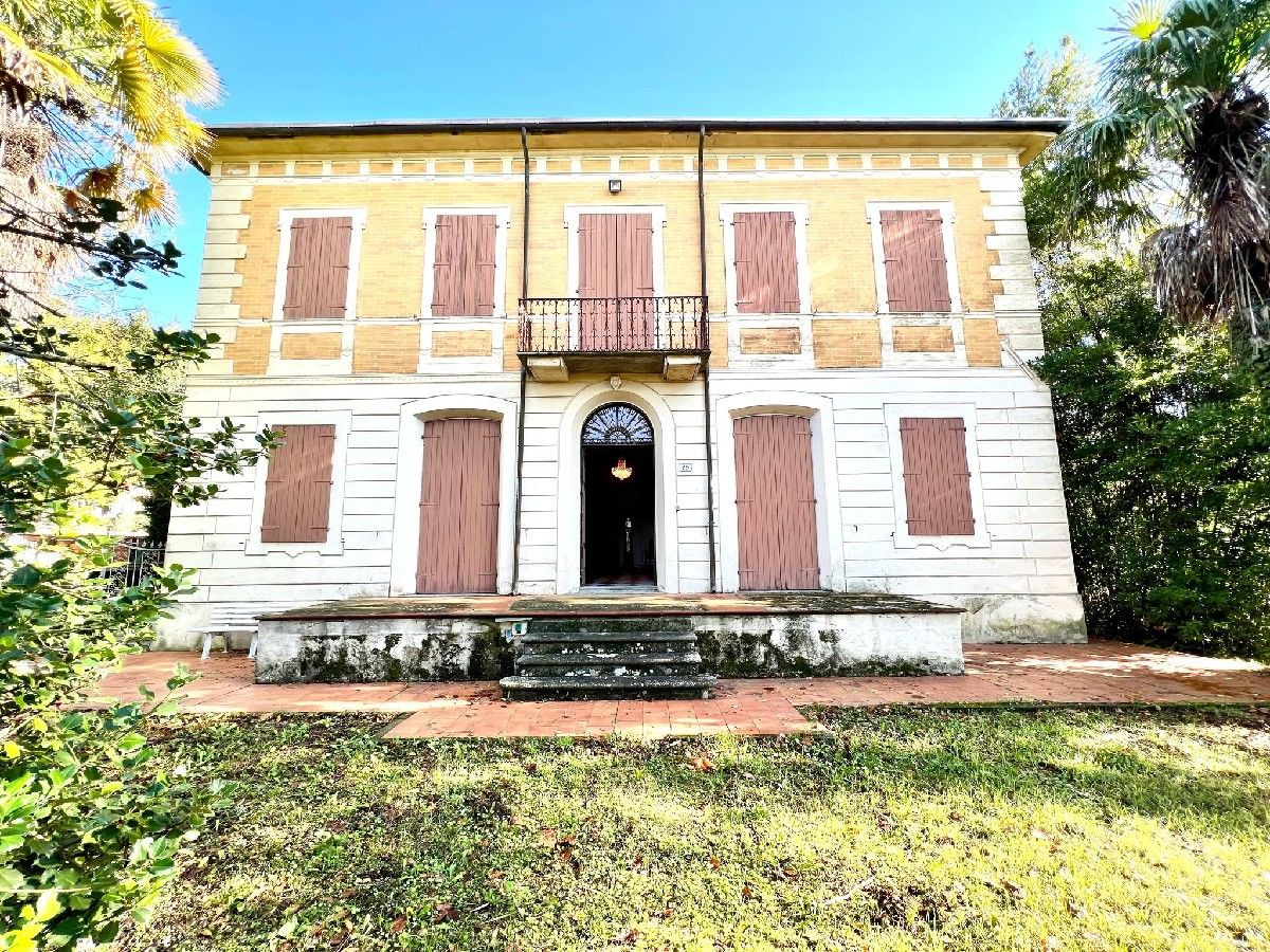 Villa con giardino a Camaiore