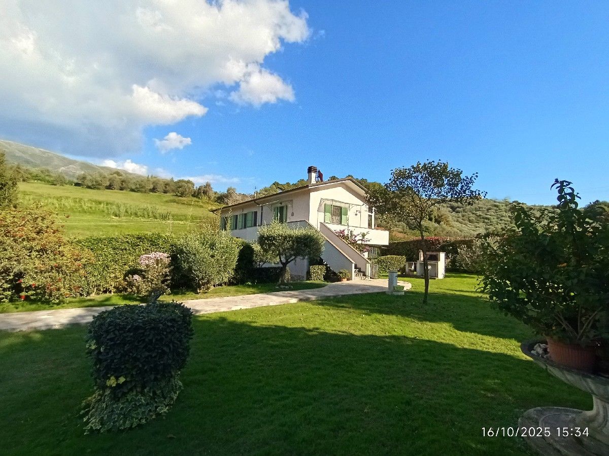Villa con giardino a Camaiore