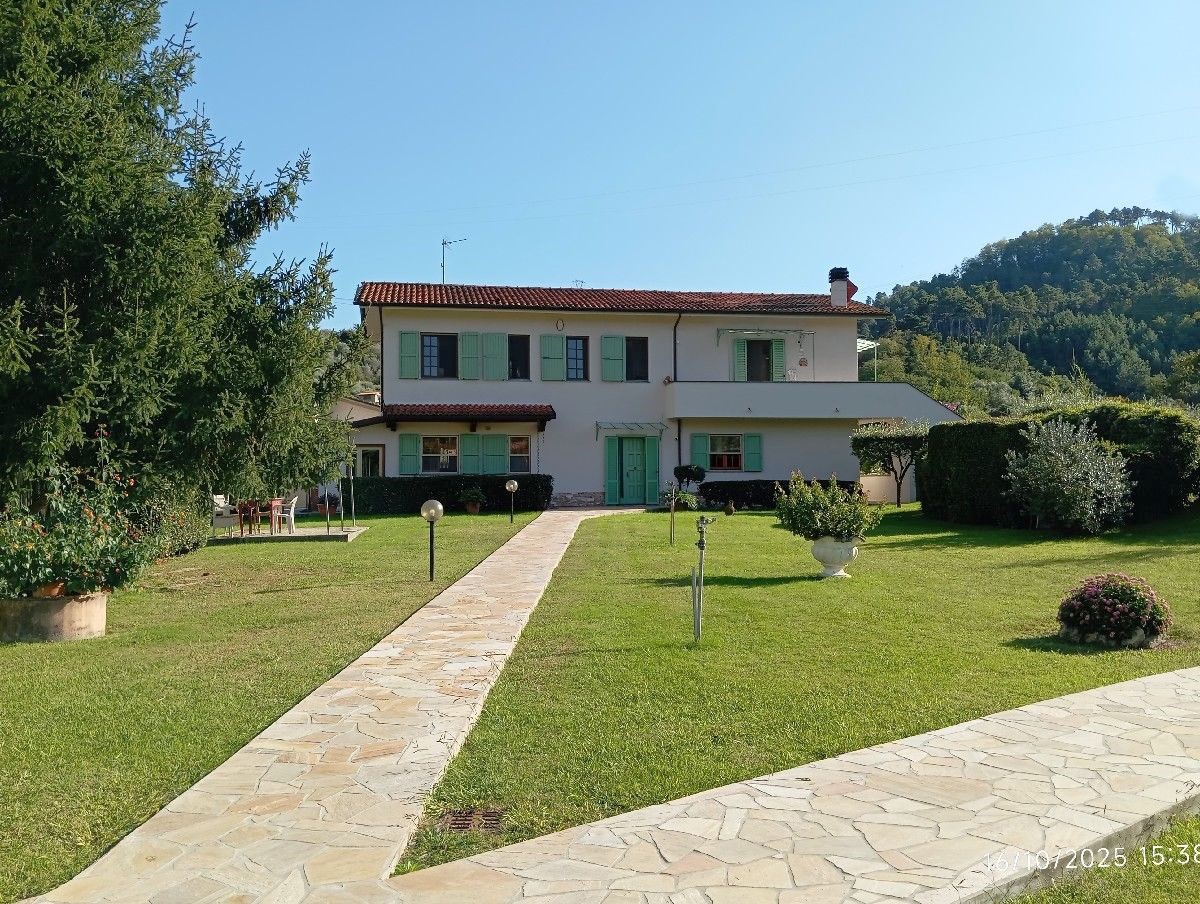 Villa con giardino a Camaiore
